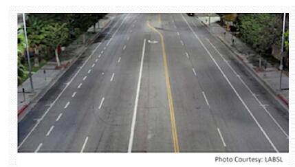 在緊急情況下，冷白街燈提供更好的視覺靈敏度