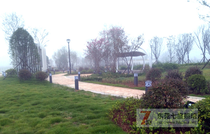 東莞91香蕉下载导航照明草坪燈安裝白天效果實景圖片