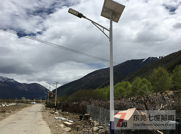 東莞91香蕉下载导航照明農村太陽能路燈安裝效果圖片