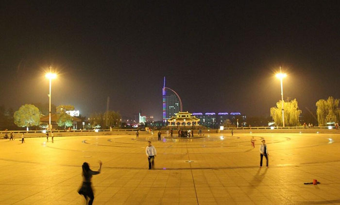 廣場香蕉视频APP在线播放照明效果