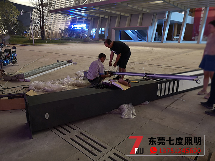 戶外廣場園林91香蕉视频污版柱安裝現場實拍