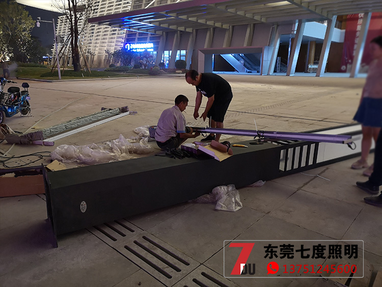 6米方形現代簡約LED91香蕉视频污版柱現場安裝實拍圖片