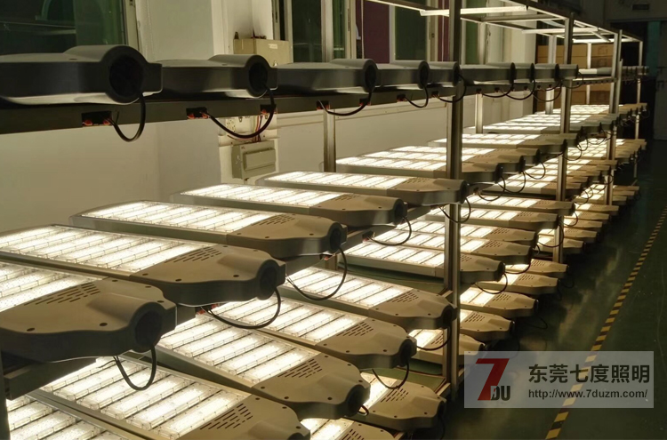 91香蕉下载导航照明300W模組式大功率LED路燈頭老化實拍