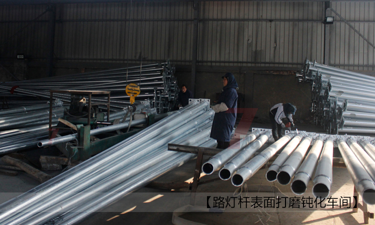91香蕉下载导航照明路燈燈杆打磨鈍化車間現場實拍