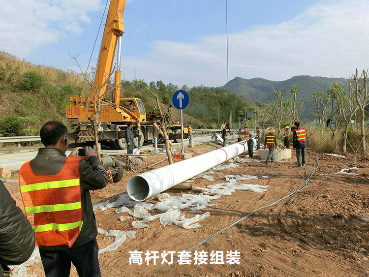 高速公路路口30米香蕉视频APP在线播放燈杆套接安裝現場